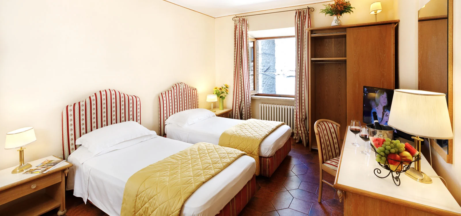 Twin beds in a guest room at Relais La Fattoria